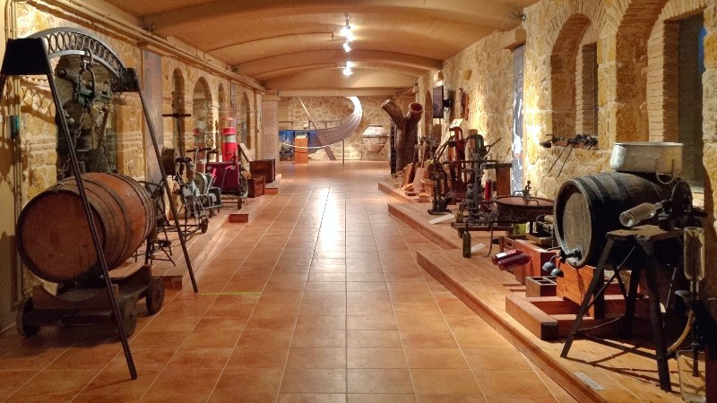 Stor rom med gammelt vinlagingsutstyr